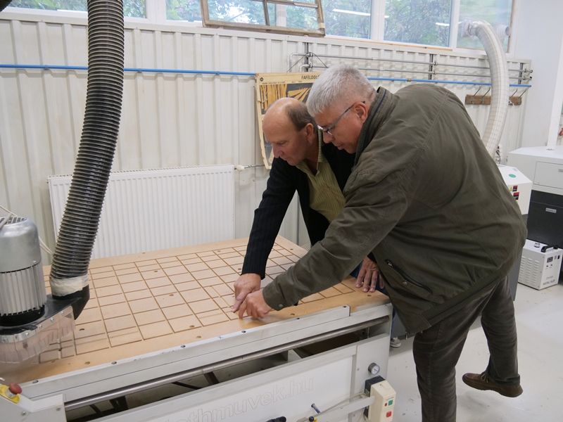 A szakmai napon a Fa- és bútoripar ágazatban szakmai oktatást folytató szakképző intézmények szakembereit vettek részt.
