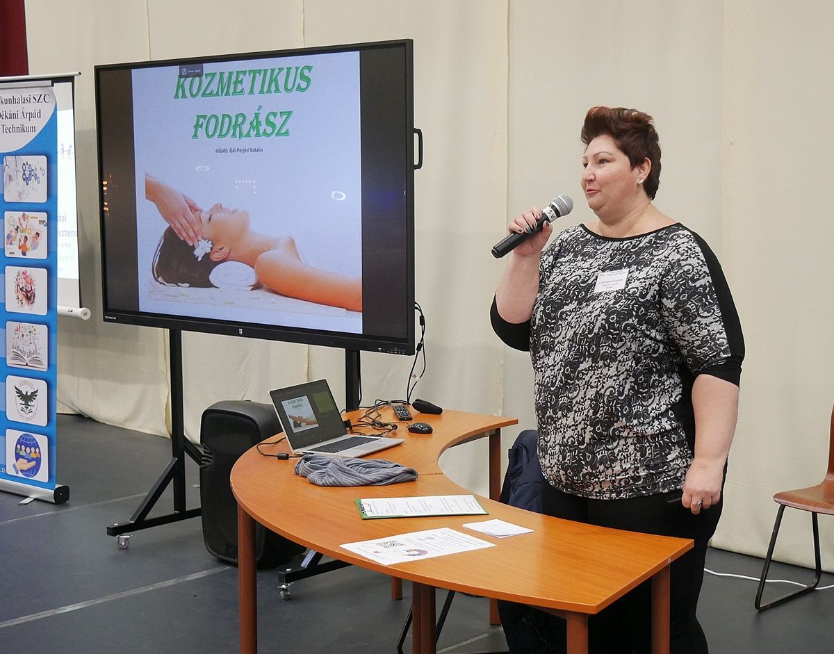 Gál-Perjési Katalin a szépészet ágazat képviseletében szólt az érdeklődőkhöz.