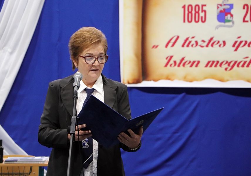 Szabó Péterné a Kossuth Lajos Technikum igazgatója beszédében köszönetet mondott mindazon személyeknek, akik a térségi szakemberképzést segítették, segítik.