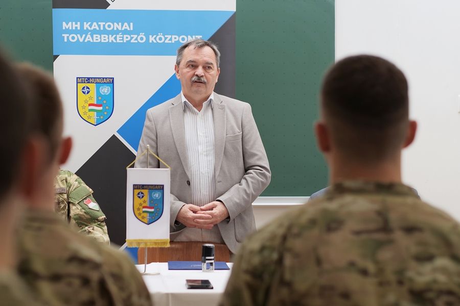 Papp Gyula beszédet mond.