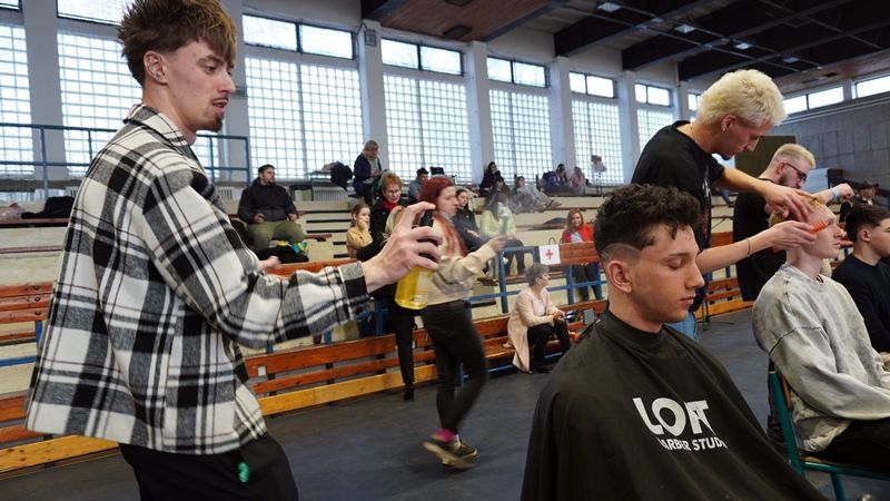 A versenyzők készítik a hajakat.