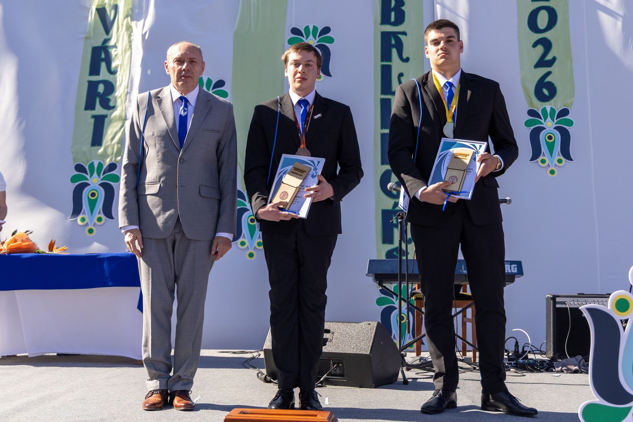 Az ünnepség fontos része volt a Vári-díjak átadása, amelyeket kiemelkedő tanulmányi szakmai, közösségi és sportteljesítményért vehettek át a tanulók.