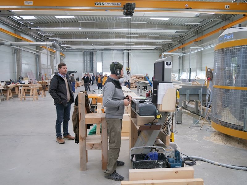 A csarnokban működés közben láthatták az ácsipari CNC megmunkáló központot.
