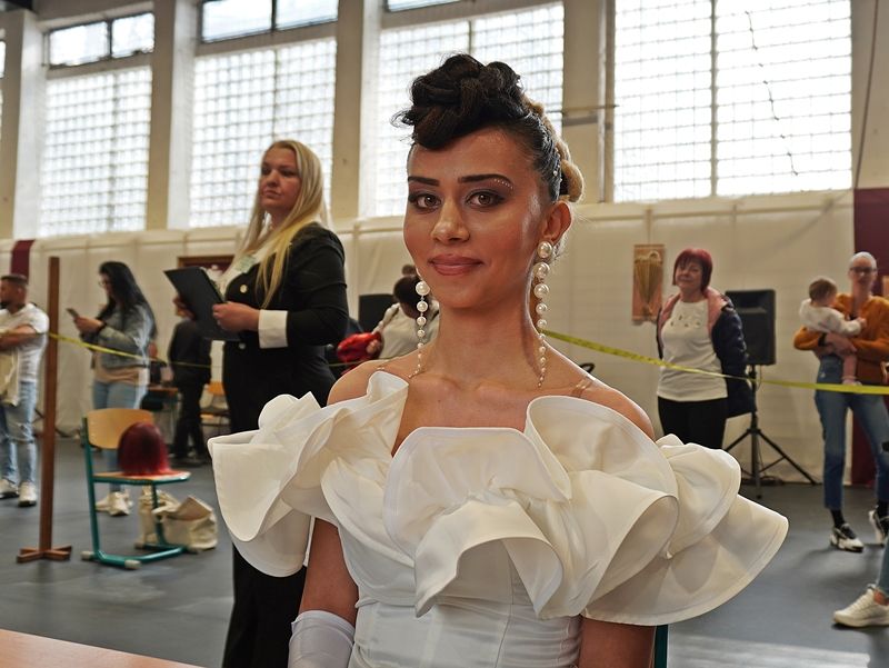 A versenyzők igyekeznek a legújabb divatirányzatokat saját stílusukkal ötvözni.