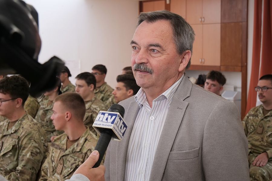 Papp Gyula főigazgató interjút ad.