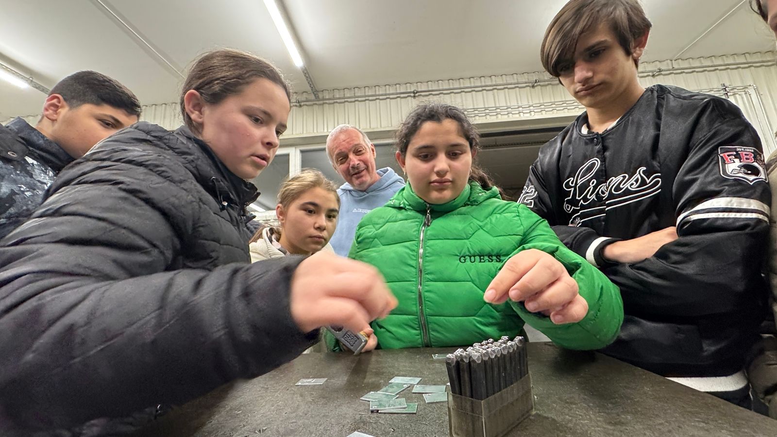 A bemutatók során a szakmai oktatók is rendelkezésre állnak, akik készséggel válaszolnak a felmerülő kérdésekre.