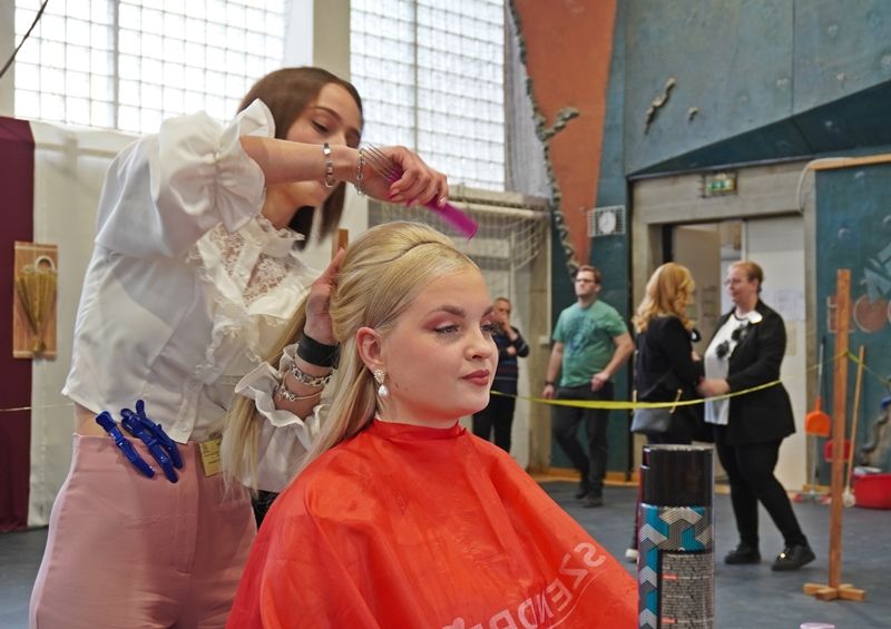 A Kossuth Kreatív Hajkupa így nemcsak egy verseny, hanem egy olyan szakmai találkozó is, amely lehetőséget ad a tapasztalatcserére, inspirációra és a jövő fodrászainak bemutatkozására.