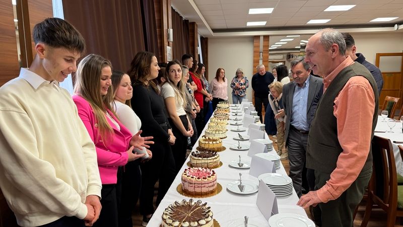 Országtorták a felnőtt tanulóktól- bemutatták tudásukat a Vári cukrászai