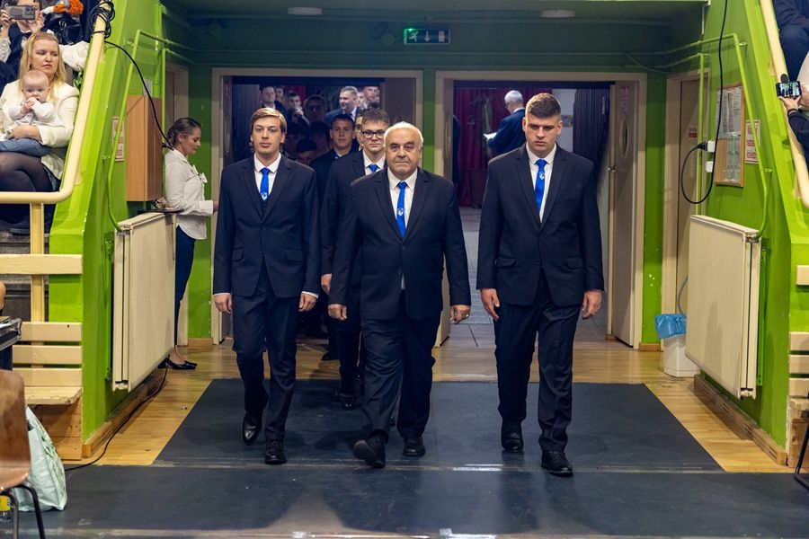 A bevonulás méltóságteljes pillanataiban egymás után érkeztek a végzős osztályok, osztályfőnökeik vezetésével.