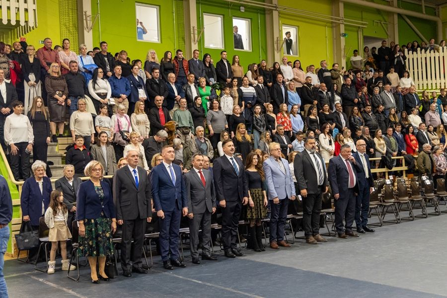 Az ünnepséget Juhász Gyula soraival nyitották meg, majd a narrátor köszöntötte a megjelenteket, köztük Fülöp Róbert polgármestert, Dr. Rékasi Cecília jegyzőt valamint a Kiskunhalasi Szakképzési Centrum vezetőit.