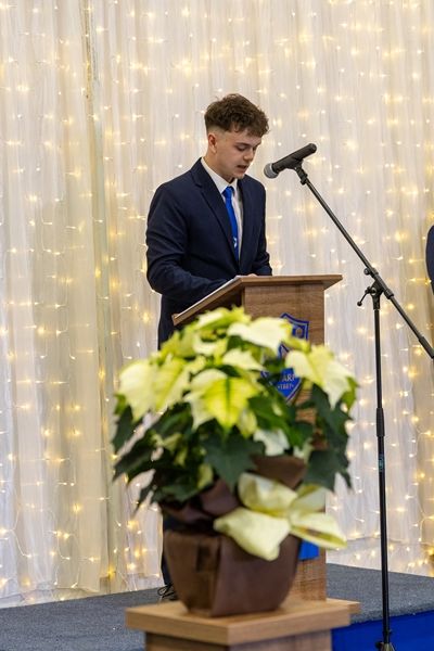 Ternyák Bence, a 13/T osztály tanulója búcsúzott el diáktársai nevében.