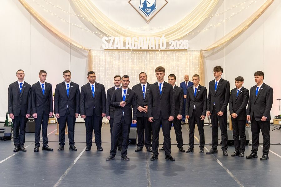 Az ünnepség második része már a könnyedebb műfajoké volt: dalok, hangszeres produkciók és szívhez szóló versek adták meg az alapot a táncokhoz.