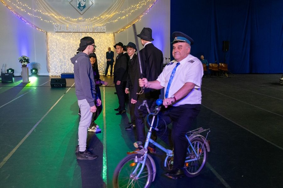 A műsor egyik kiemelkedő pillanata volt az iskola tanáraiból alakult kórus és a tanulók közös előadása.