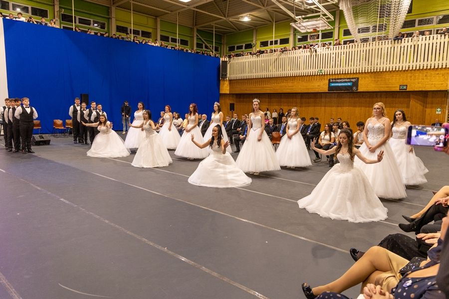 A végzősök elegáns ruhában, fegyelmezett mozdulatokkal, mégis friss fiatalos lendülettel ropták a klasszikus táncot.