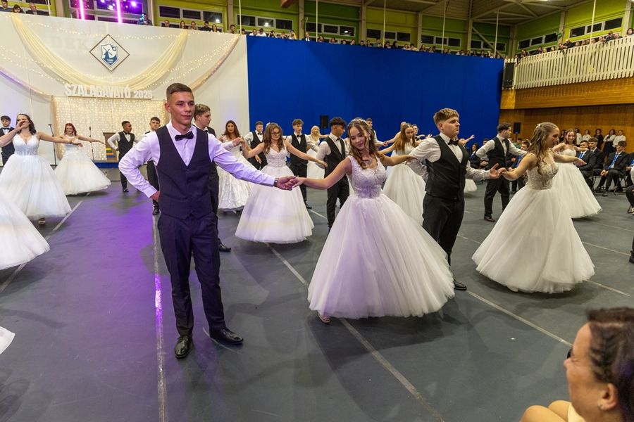 A meghitt dal után elérkezett az est fénypontja: a bécsi keringő, amely minden évben a szalagavató ünnepség legvártabb pillanata.