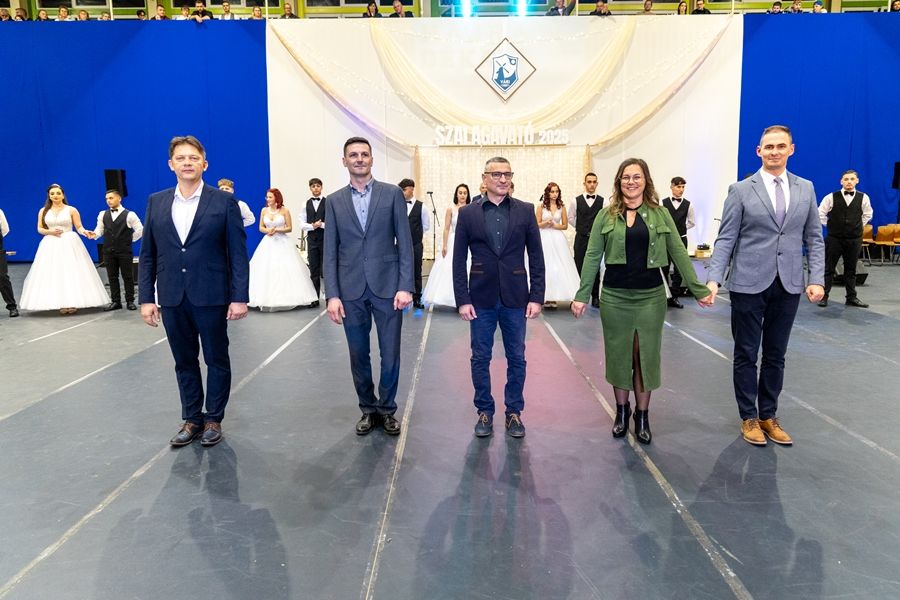 A rendezvény végén a diákok köszönetet mondtak mindazoknak, akik a táncokra felkészítették őket.