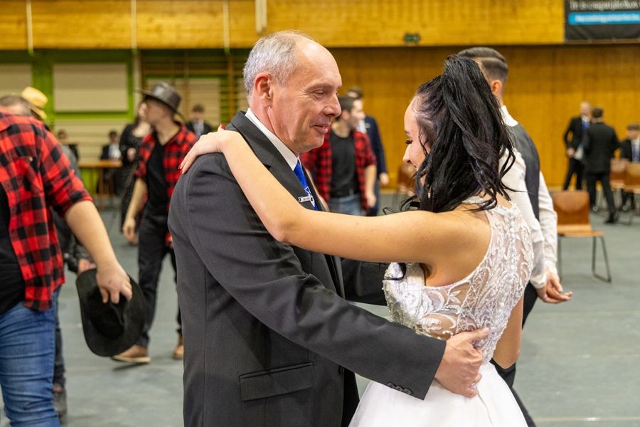 A hivatalos műsor zárásaként a végzősök hagyományosan felkérték tanáraikat egy közös táncra.