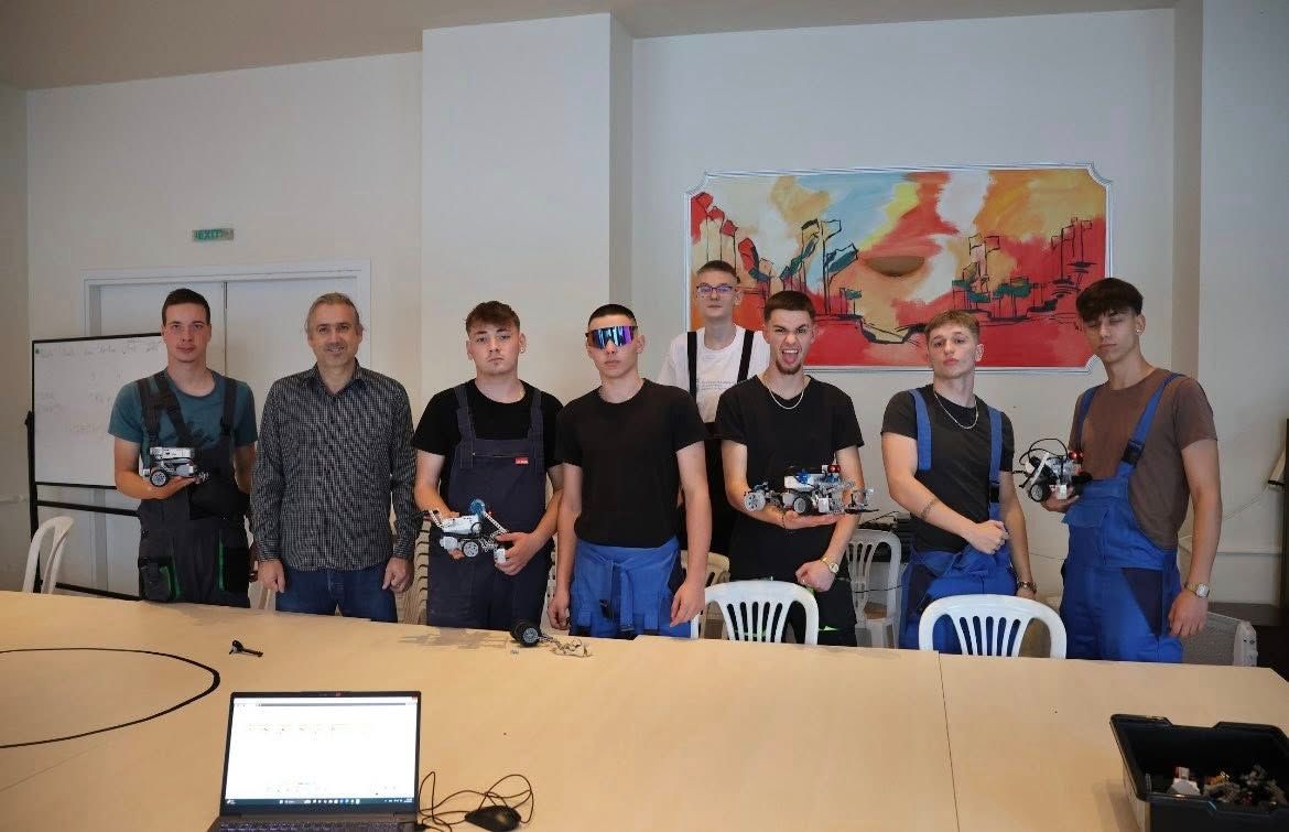 A gyakorlati munka során megtapasztalták, milyen jelentősége van a csapatmunkának, a pontosságnak és a felelősségteljes munkavégzésnek – mindezek nélkülözhetetlenek a szakmai életben.