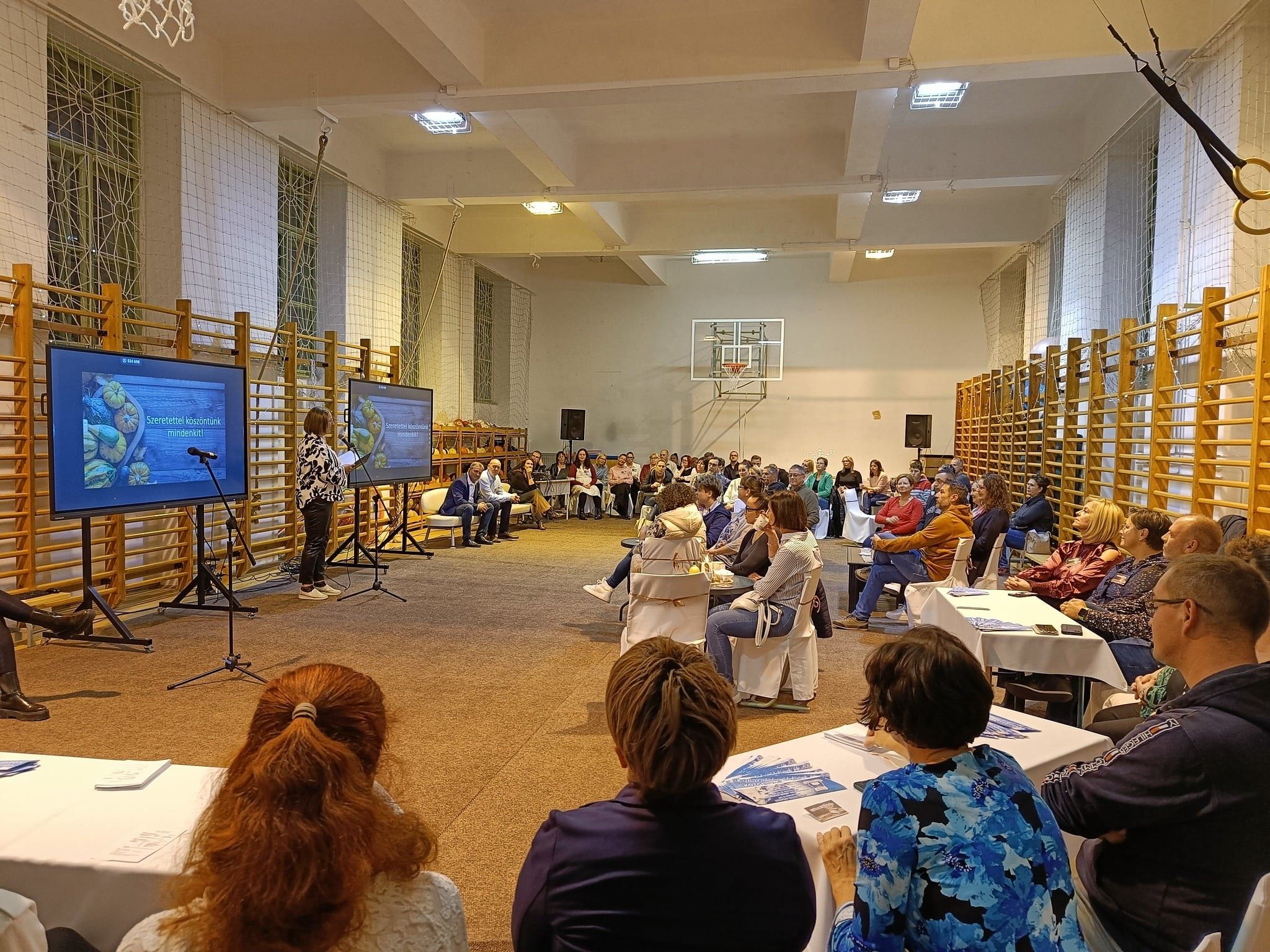 Az ünnepi díszbe öltözött tornateremben igazi kávéházi hangulatban, méltó módon fogadták a vendégeket.