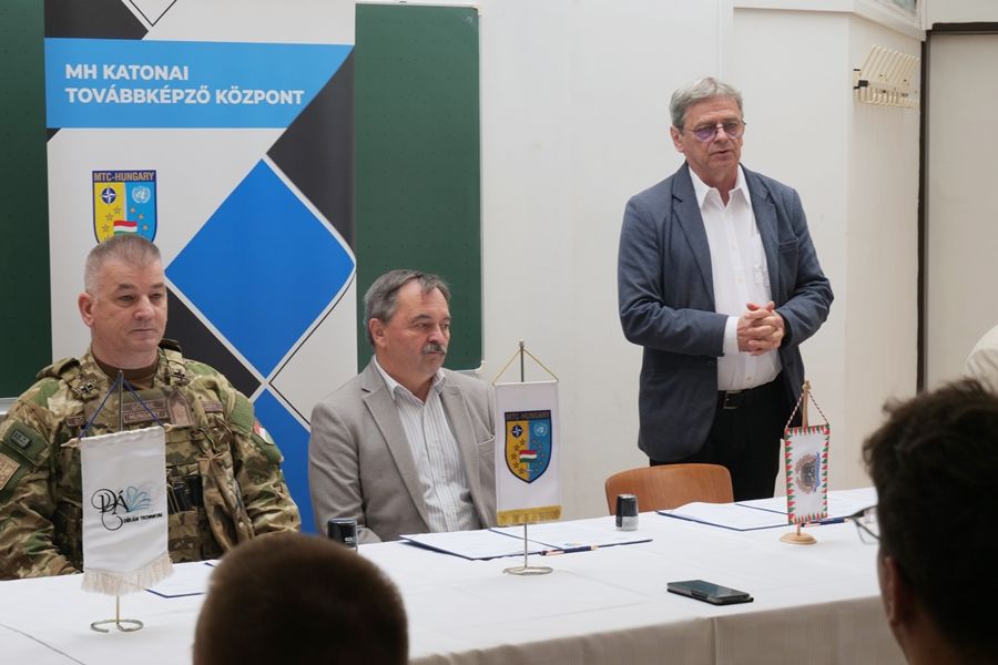 Papp Gyula és Görbe Béla az asztalnál ülnek.