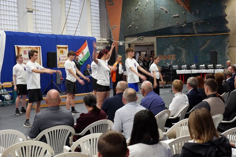 Az ünnepségen az intézmény fiataljai verssel, dallal és egy színpadi jelenettel köszöntötték a vendégeket.