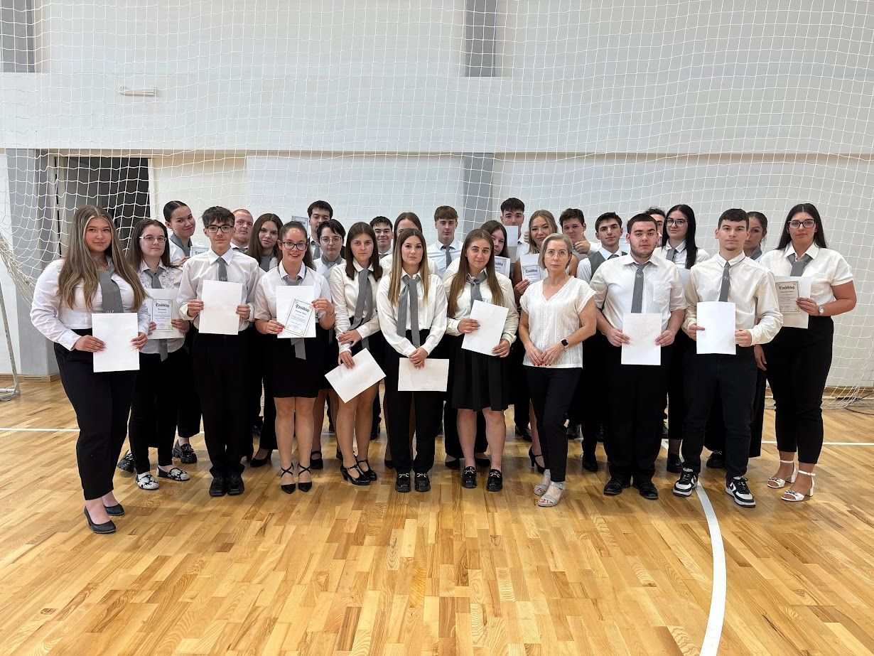 Egy újabb nagy lépésen vannak túl a 12/B osztály tanulói, sikeres előrehozott érettségi vizsgát tettek.