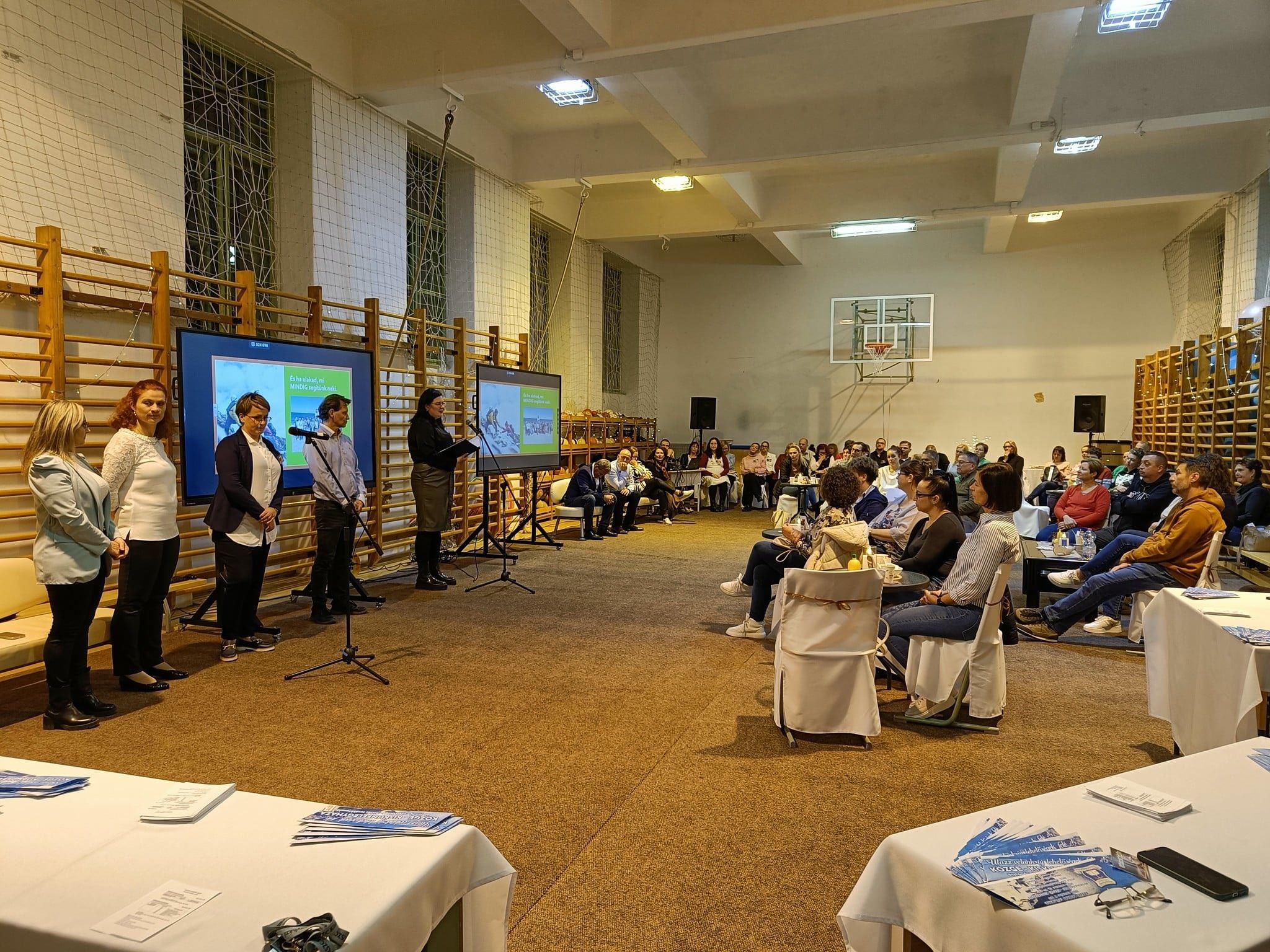 A vendéglátásról a turizmus ágazaton tanuló diákjaink gondoskodnak különböző kávék és teák, valamint általuk készített sütemények kínálásával.