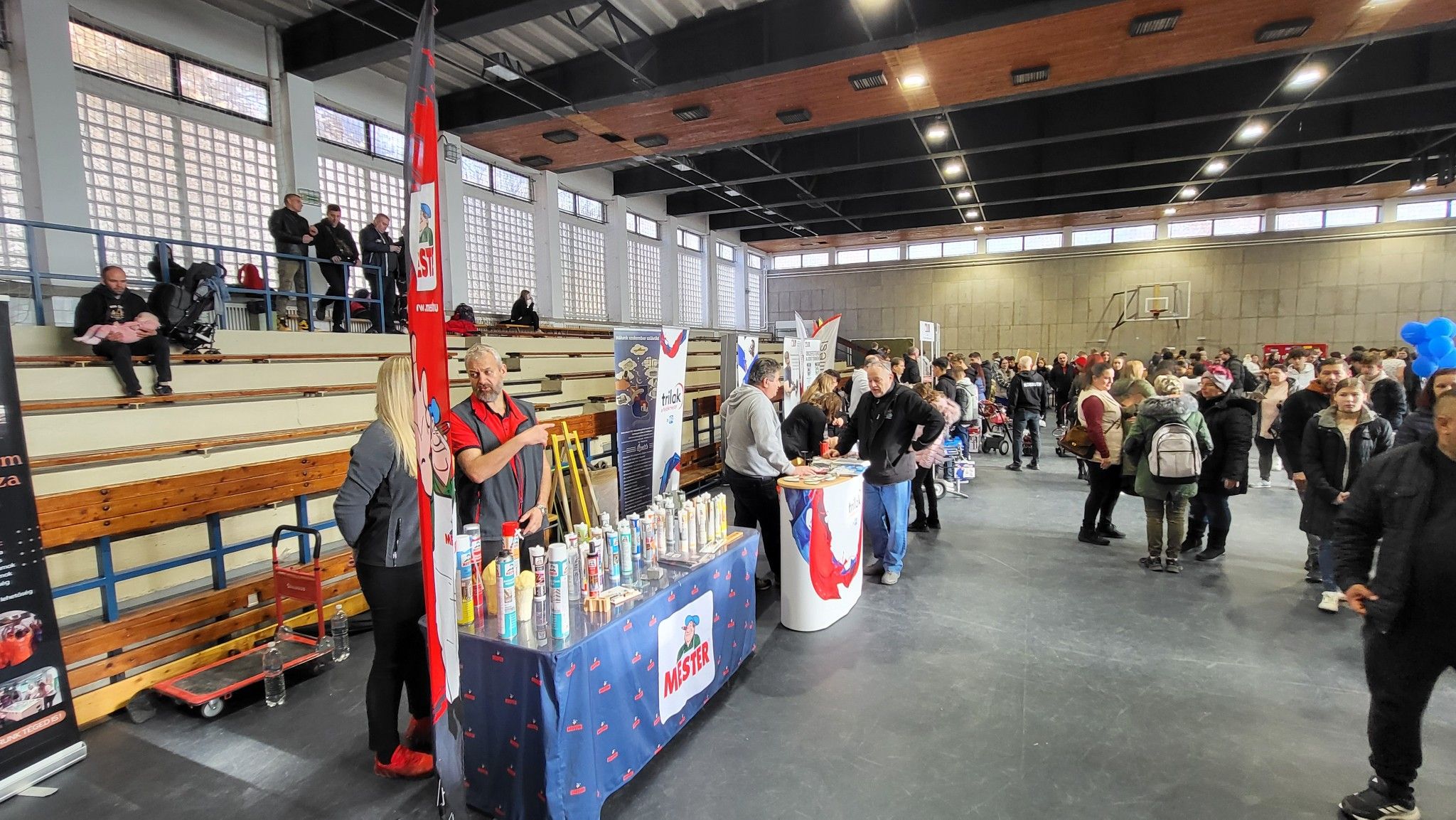 A diákok ingyenes felnőttképzésben is részt vehetnek, ösztöndíjak és pályakezdési támogatások segítik a szakmaválasztást, miközben a technikai fejlődés révén a munkavégzés is korszerűbbé vált.