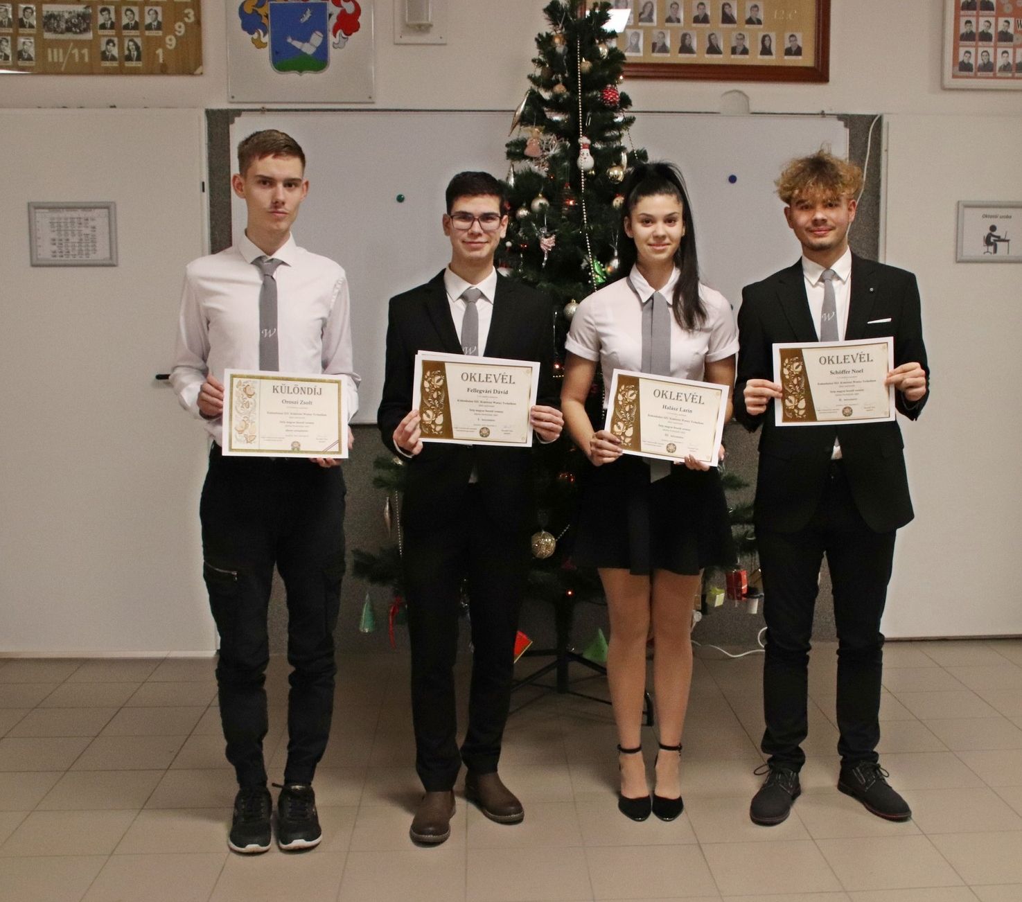 A helyezettek a Szakmunkásképzésért Alapítványának támogatásának köszönhetően értékes vásárlási utalványokat vehettek át.