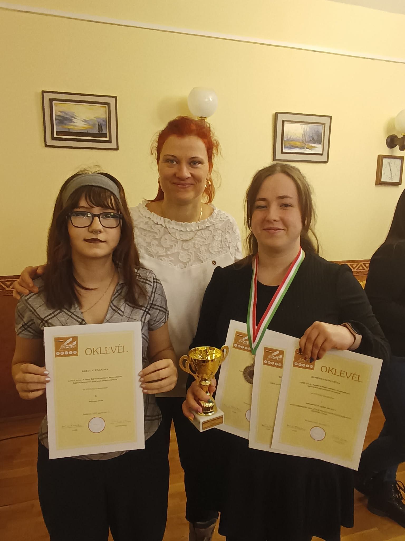 Ennek eredményeként a 17 fős 13/P osztályból 5 tanuló jutott be a pénzügyi-számviteli ügyintéző Országos Szakmai Tanulmányi Verseny 40 fős országos döntőjébe.