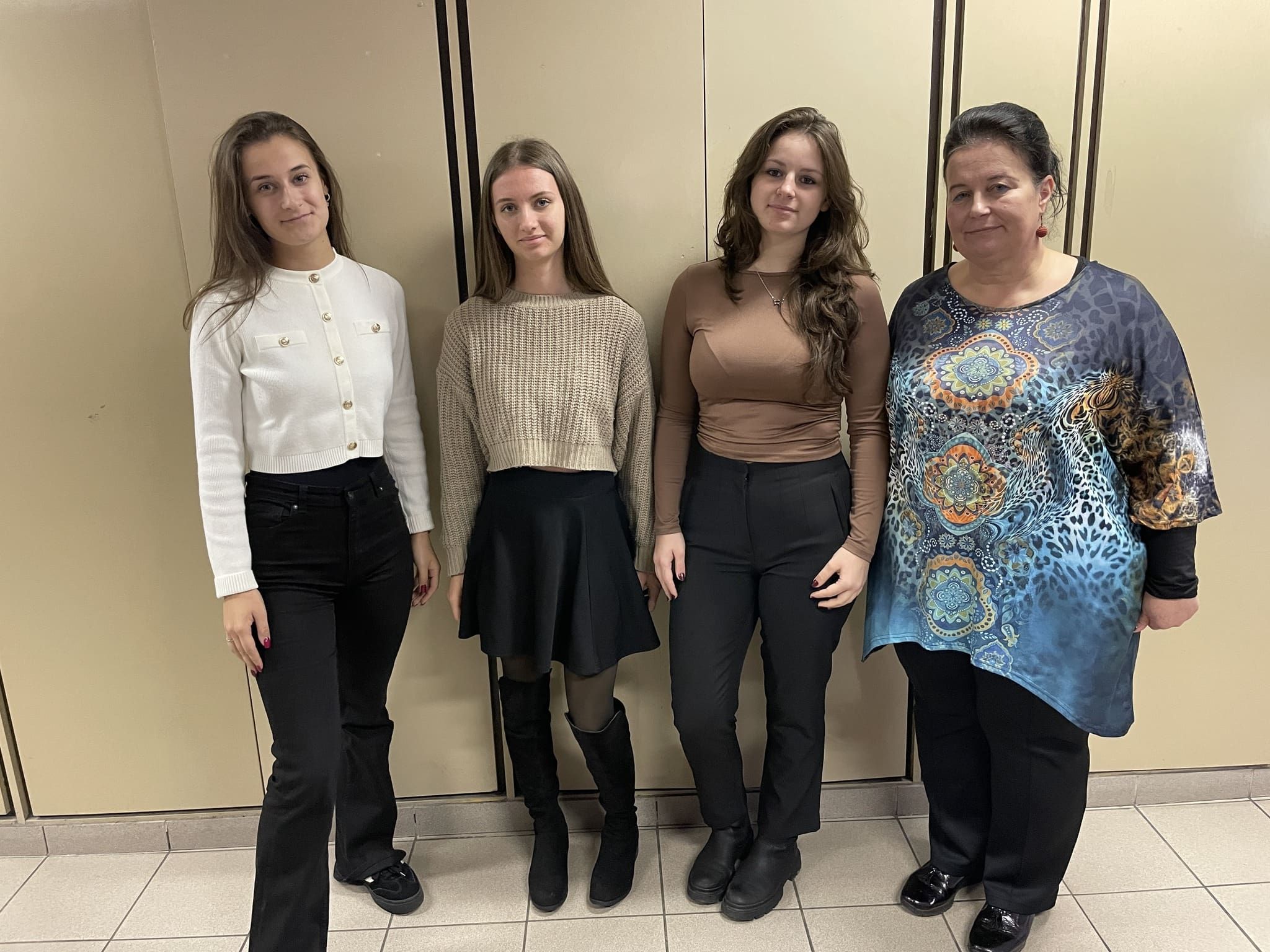 A vállalkozási ügyvitel órák és versenyek során a diákok megtanulják a gépelés, a protokoll, a levelezés és a rendezvényszervezés alapjait, miközben élvezik a tanulást.