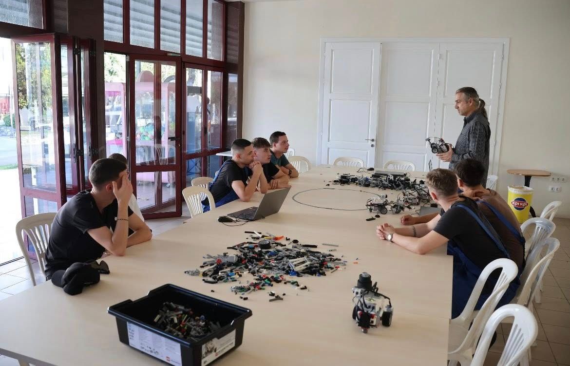 Az Erasmus+ program nemcsak szakmai, hanem személyes fejlődési lehetőséget is kínált: a diákok idegen környezetben tanultak alkalmazkodni, önálló döntéseket hozni, és új kultúrát megismerni.