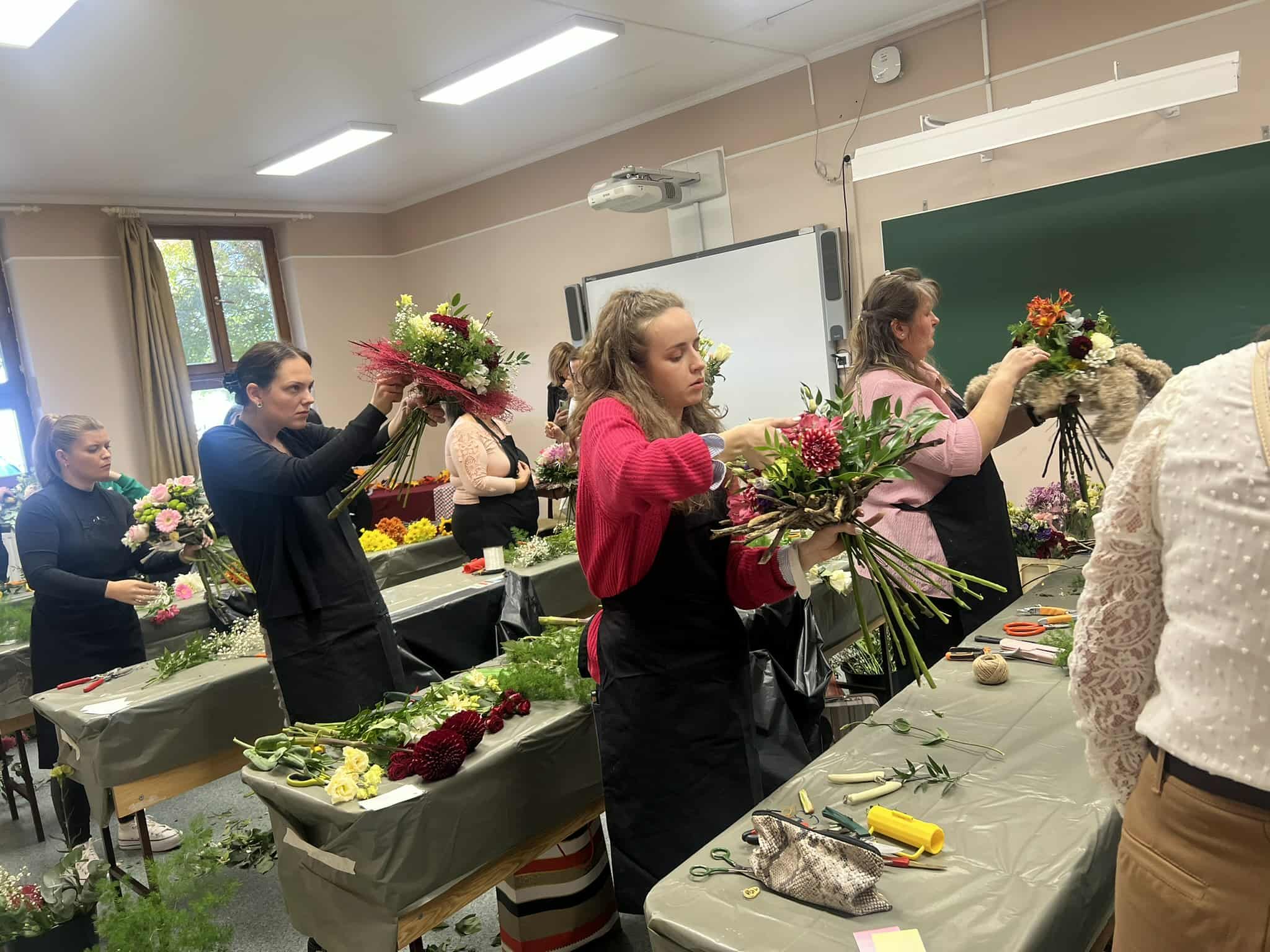 A hölgyek készítik a csokrokat.