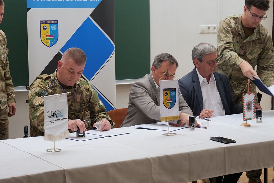 Görbe Béla es Papp Gyula kézjegyükkel látják el a szerződést.