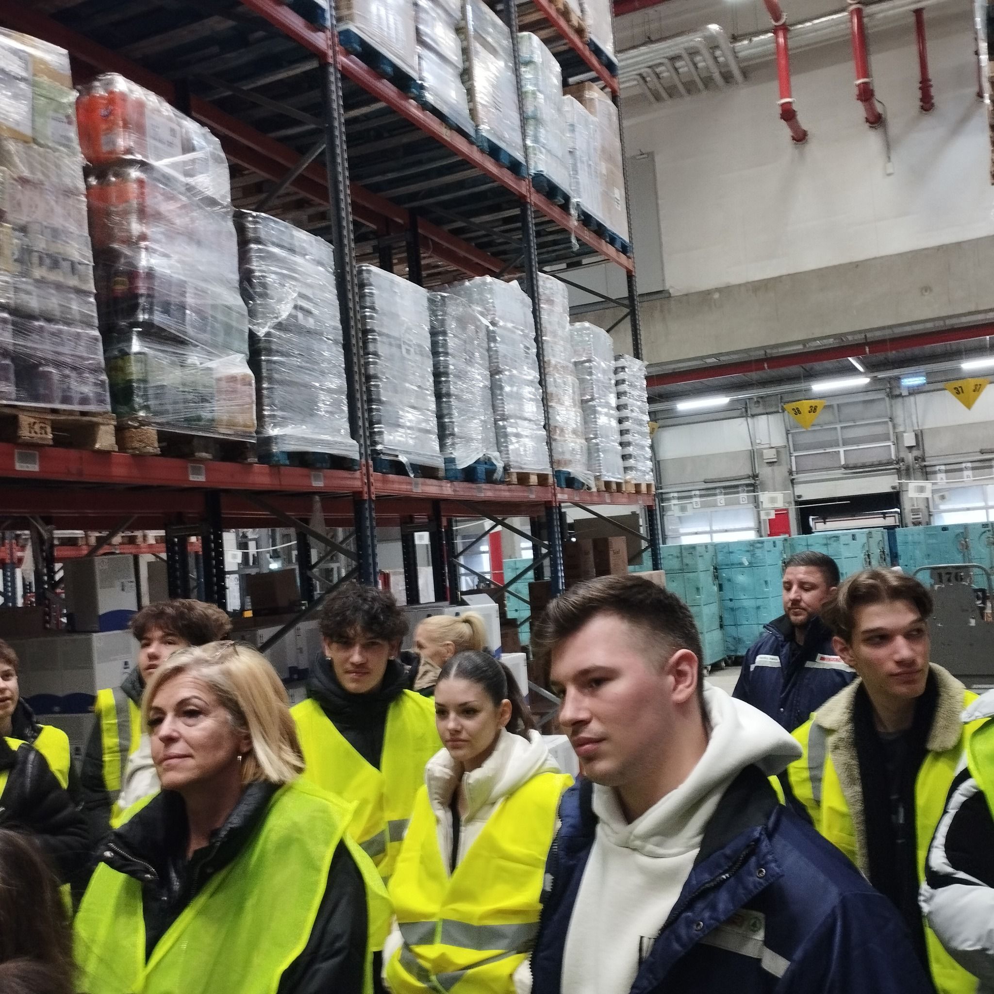 Megismerhették, mit jelentenek a polcokon látható számozások és vonalkódok.