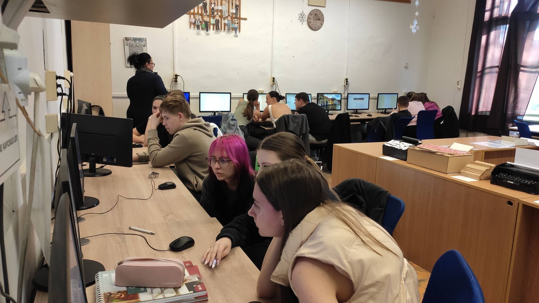 A Közgében idén második alkalommal rendezték meg a játékos ügyviteli vetélkedőt, amelyen a 9–12. évfolyam lelkes diákjai mérhették össze tudásukat és kreativitásukat.