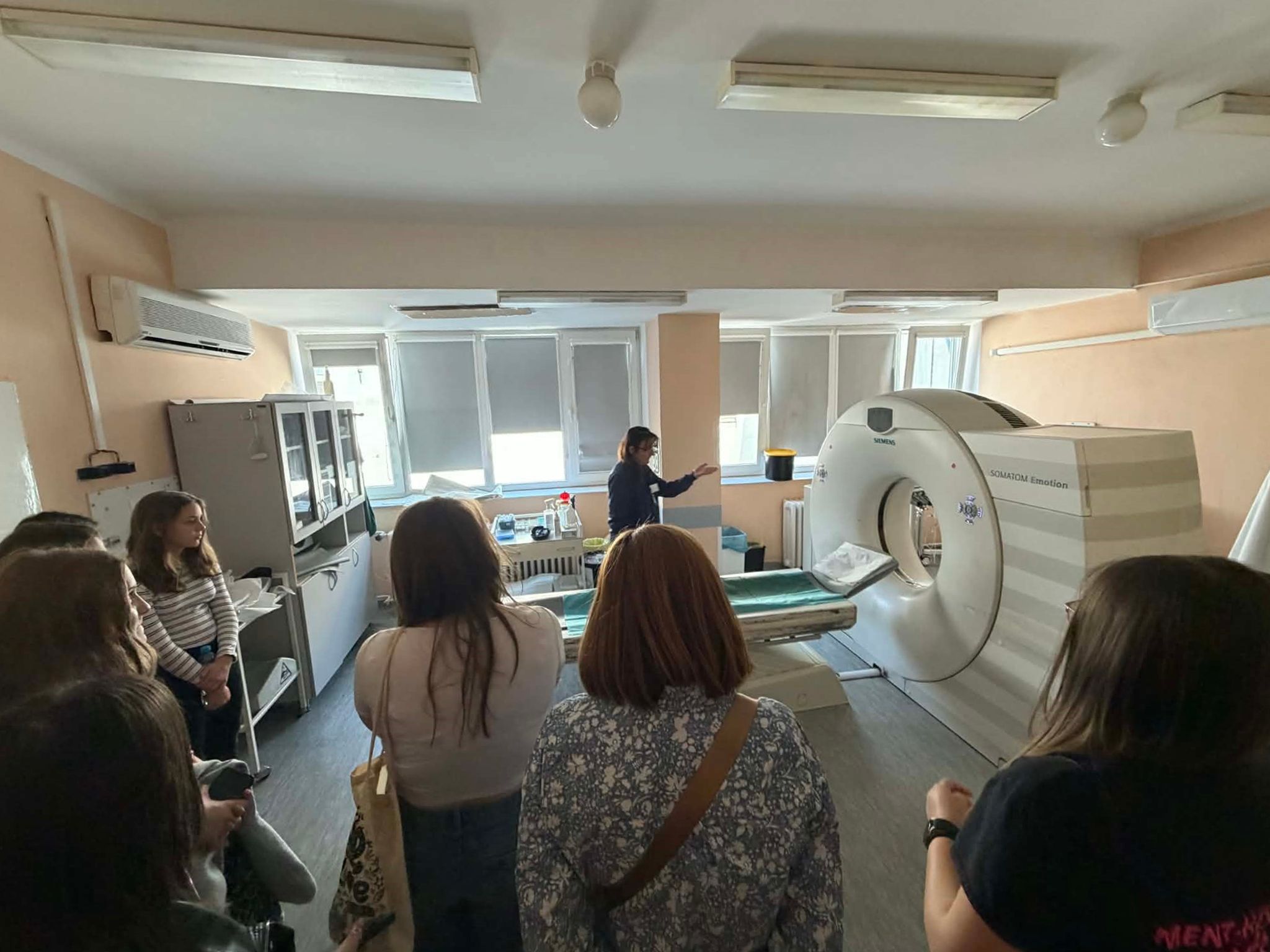 A döntőbe jutott 9 csapat a Kiskunhalasi Semmelweis Kórházban mérhette össze tudását, ahol a résztvevők a diagnosztika izgalmas világába is betekintést nyerhettek.