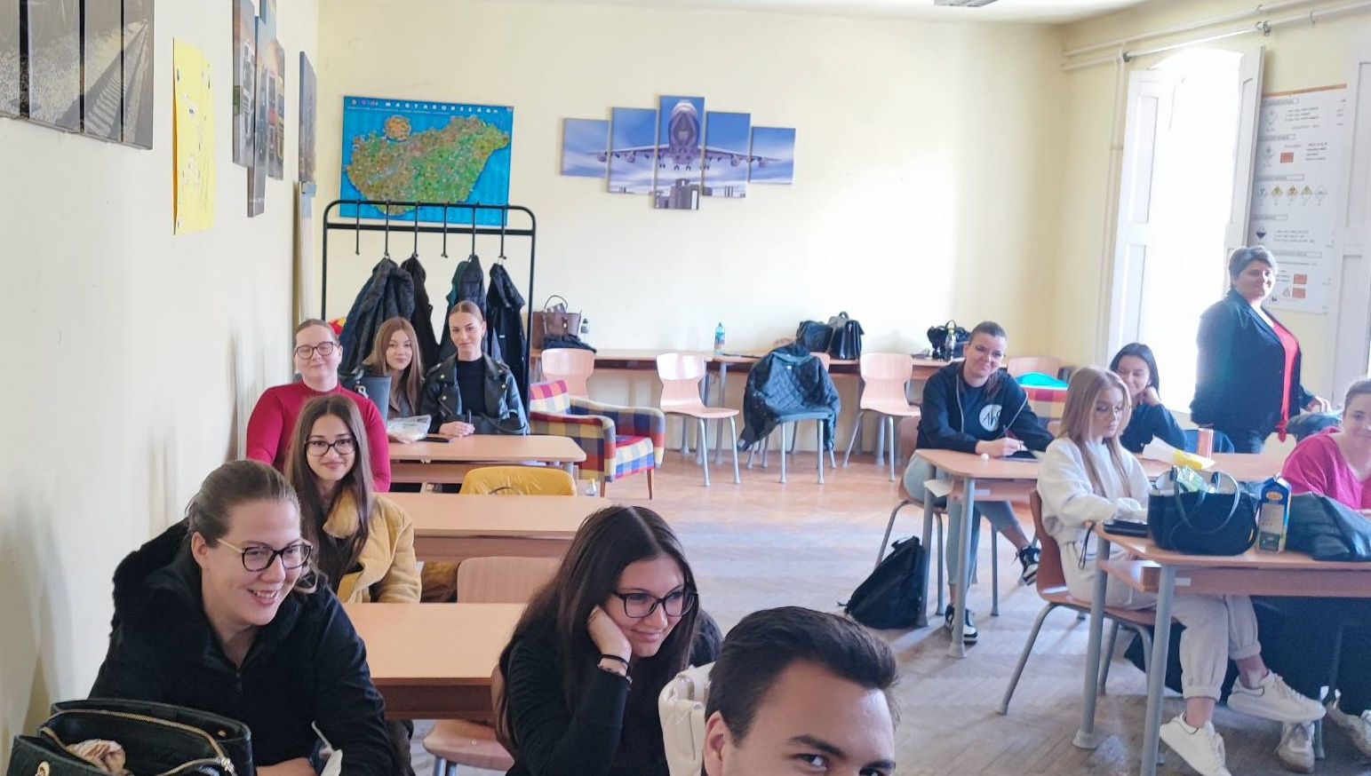 A KÖZGÉ-ben megrendezett NAV-os nap izgalmas és tanulságos élményt nyújtott a diákok számára, hiszen a tananyagon túl, gyakorló szakemberektől tanulhattak.