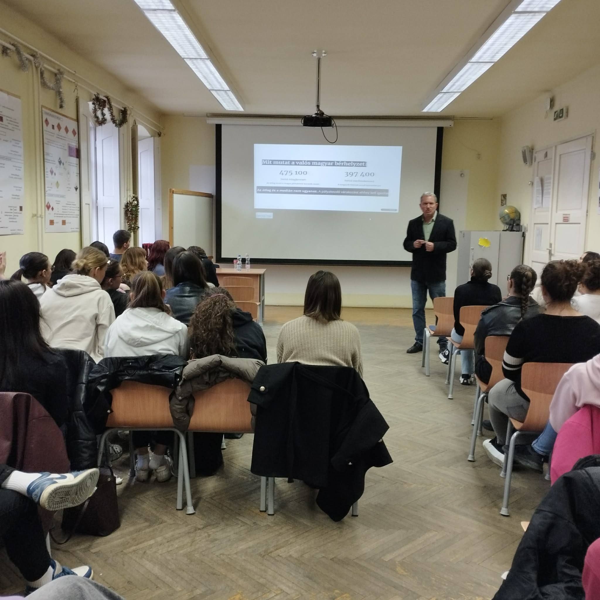 A nap zárásaként dr. Bánki-Horváth Mihály a technikumi képzés előnyeiről beszélt, külön kitérve az ösztöndíjakra és a duális képzés során elérhető jövedelemre. 