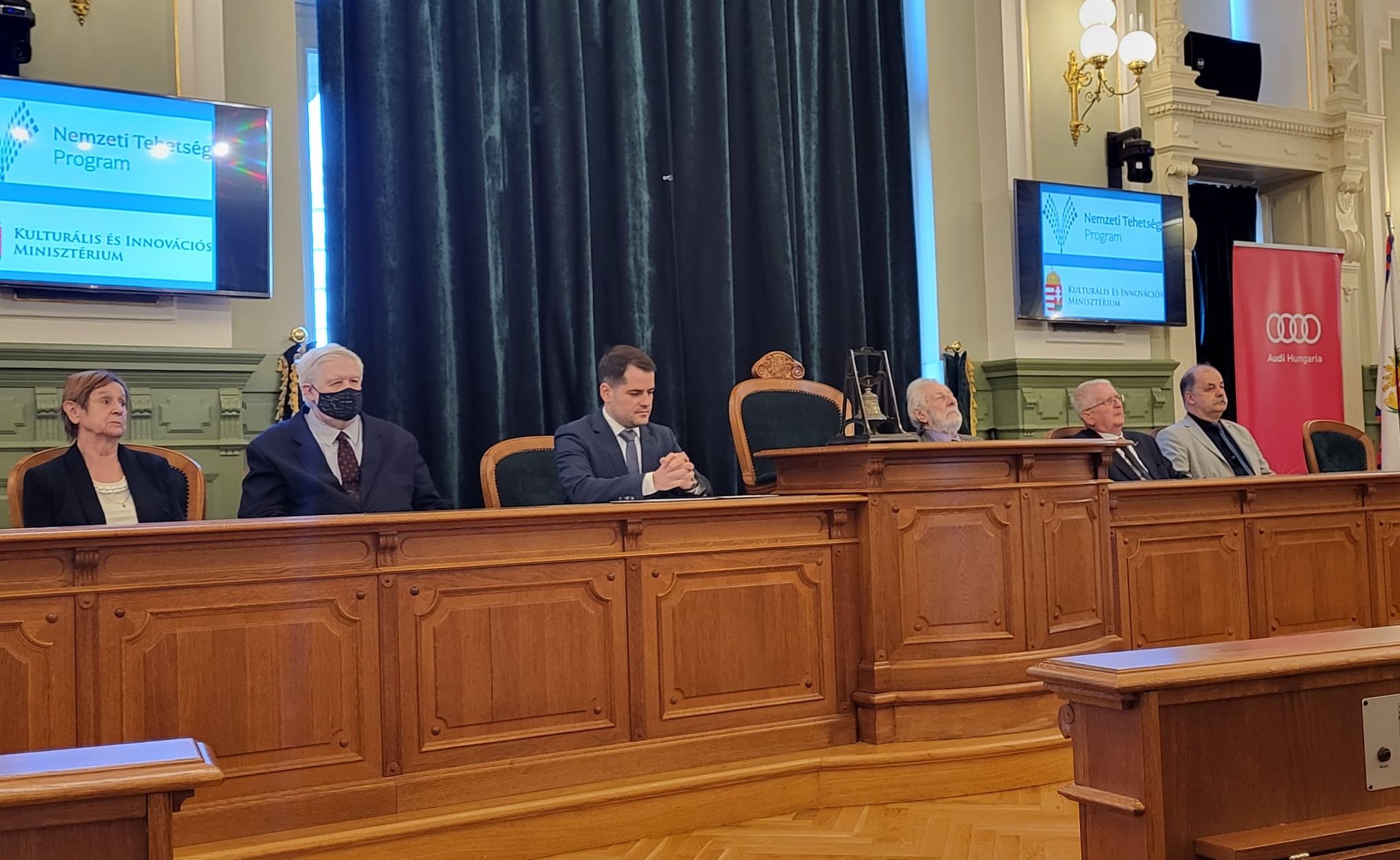 A zsűriben elismert szakemberek foglaltak helyet, akik három kategóriában értékelték a versenyzőket.