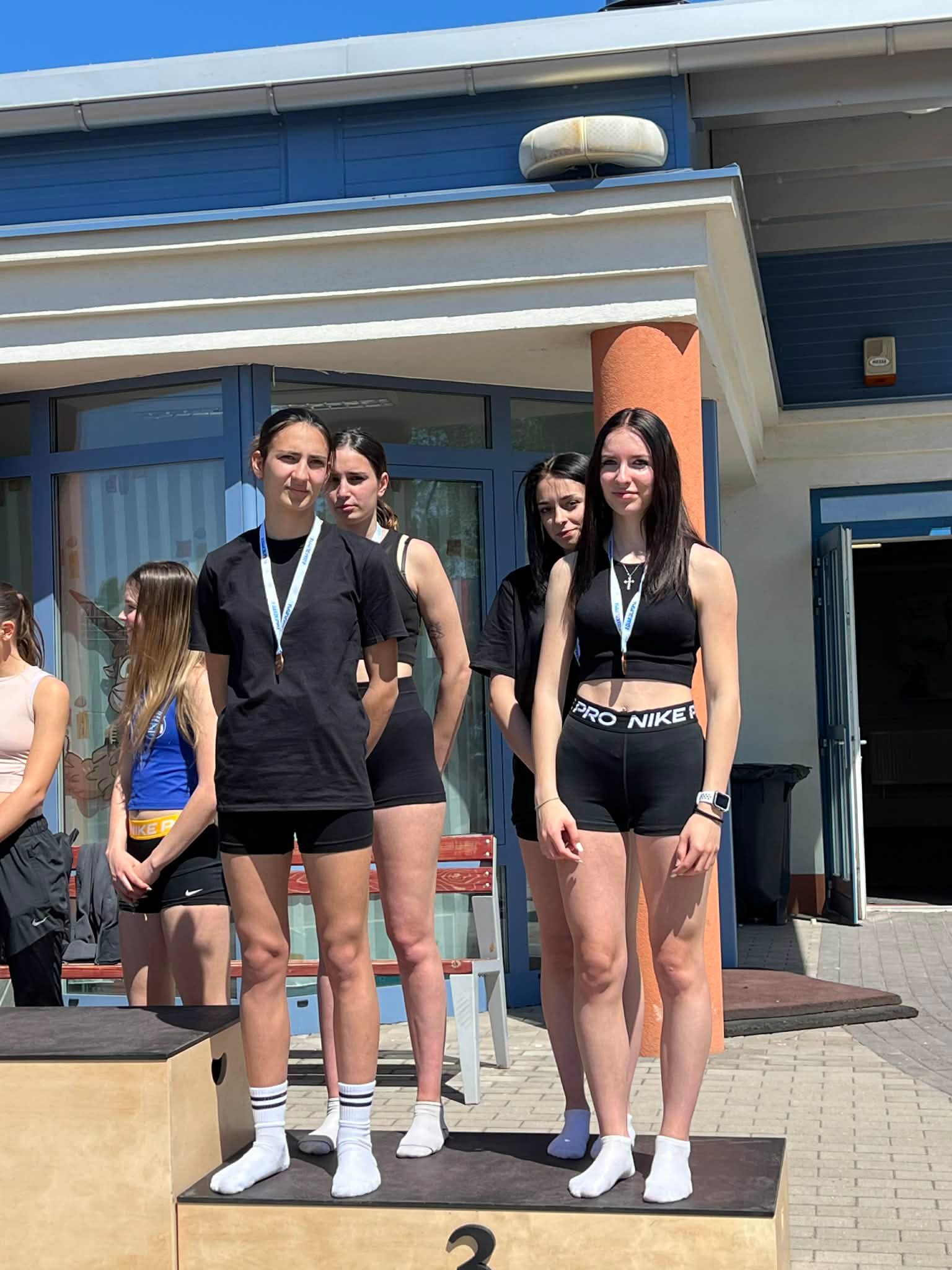 Lányváltó (Farkas Olívia – Darabont Annamária – Farkas Hanna – Krupa-Tóth Szimonetta) bronzérmes lett.
