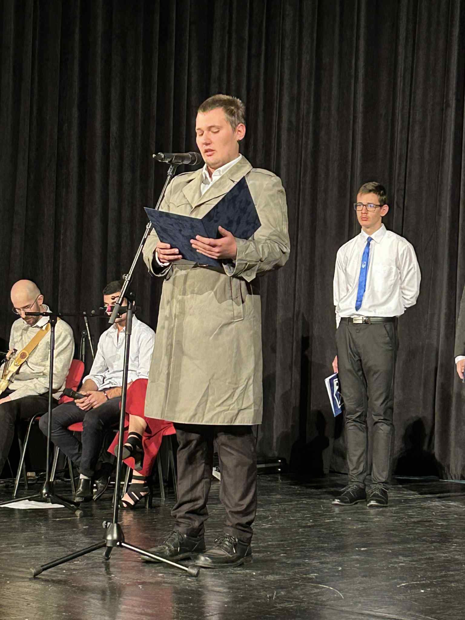 A tanulók felidézték a vészterhes időket, a szabadságért harcoló hősök tetteit.