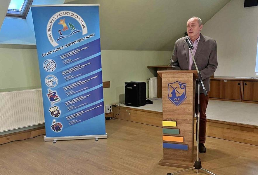 A KSZC Vári Szabó István Technikum, Szakképző Iskola és Kollégiumot Dr. Komáromi Szilárd igazgató mutatta be a szakmai nap résztvevőinek.