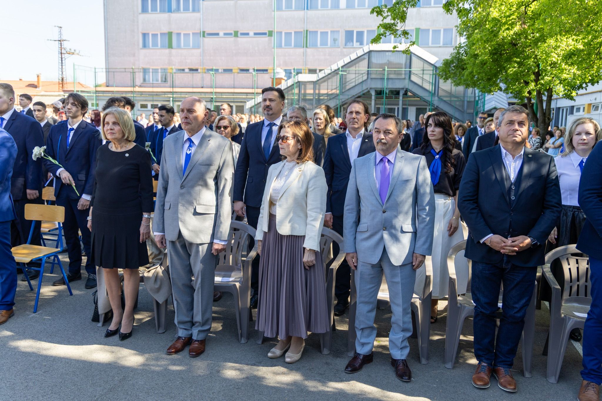 Az esemény kiemelt mozzanata volt az iskolazászló és a vezetőség ünnepélyes bevonulása, amelyet a jelenlévők felállva köszöntöttek. 