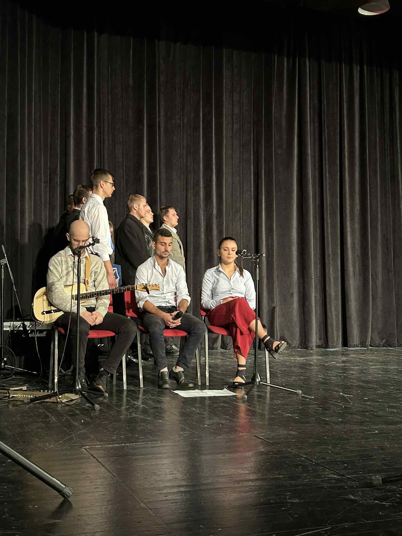 A műsorban résztvevő tanulók a színpadon.