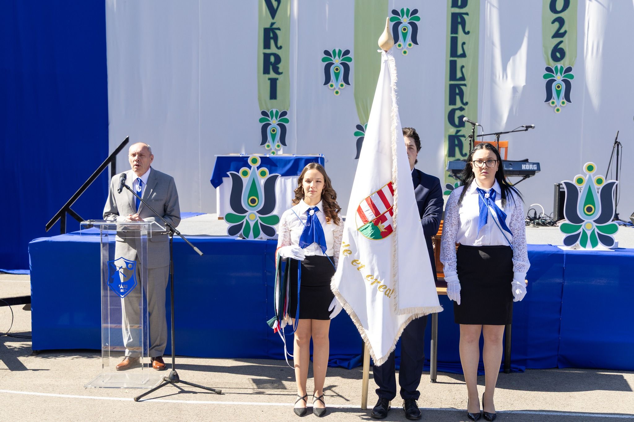 A korábbi évben technikummá vált iskola új zászlót avatott.