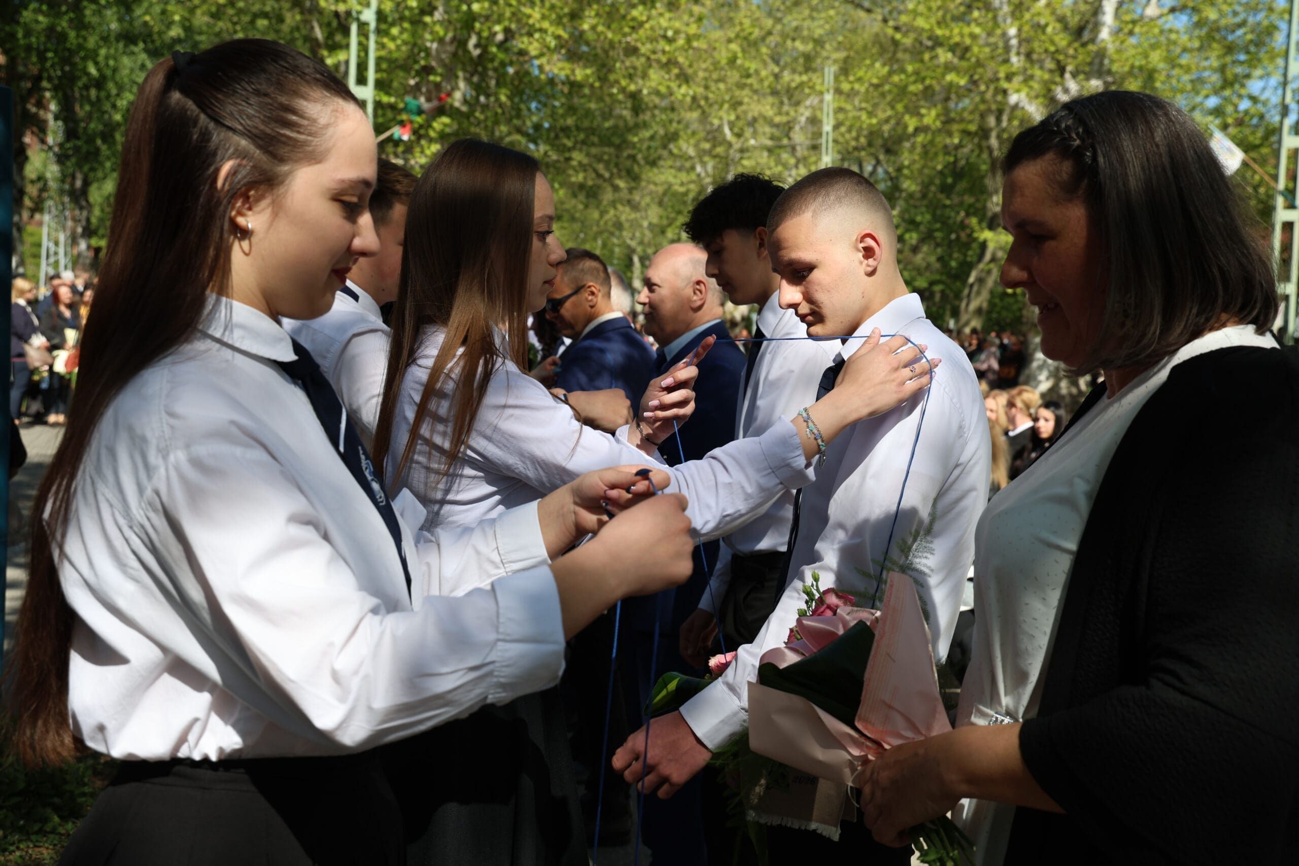 A végzős diákok méltó módon búcsúztak el intézményüktől.