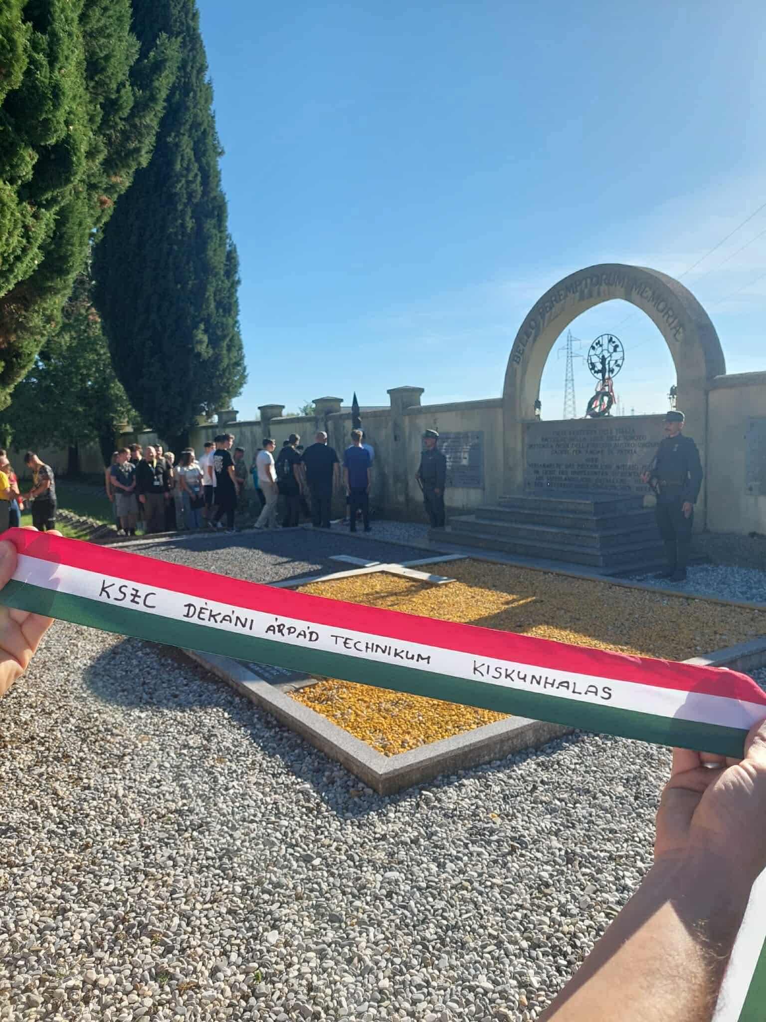Az emléktúra utolsó helyszíne a Fogliano di Redipuglia katonatemetője volt, mintegy 15.000. osztrák-magyar katona nyugszik, itt elhelyezték az iskola megemlékező szalagját is.