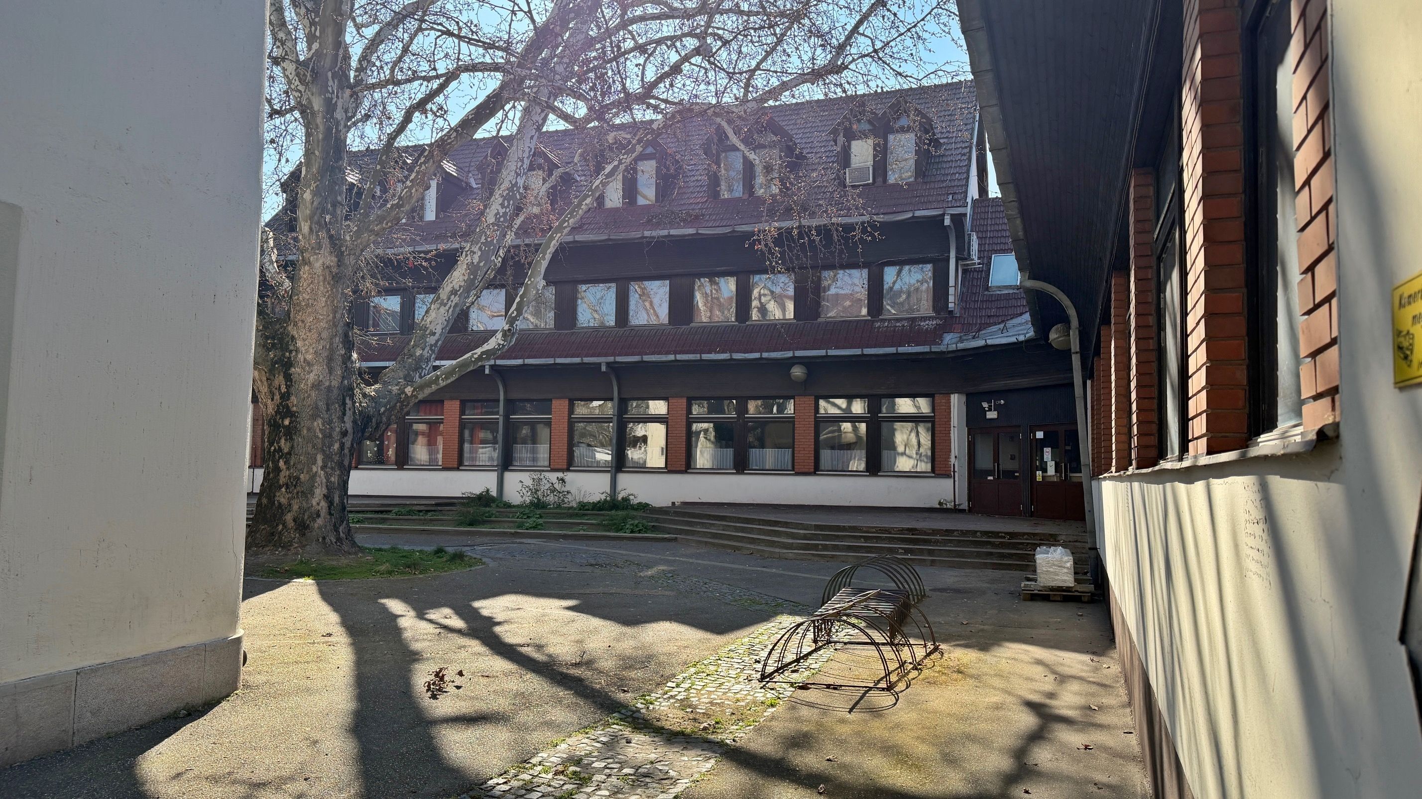 A Dékáni Technikumban 55 millió forintból megújul a főbejárat és az udvar.