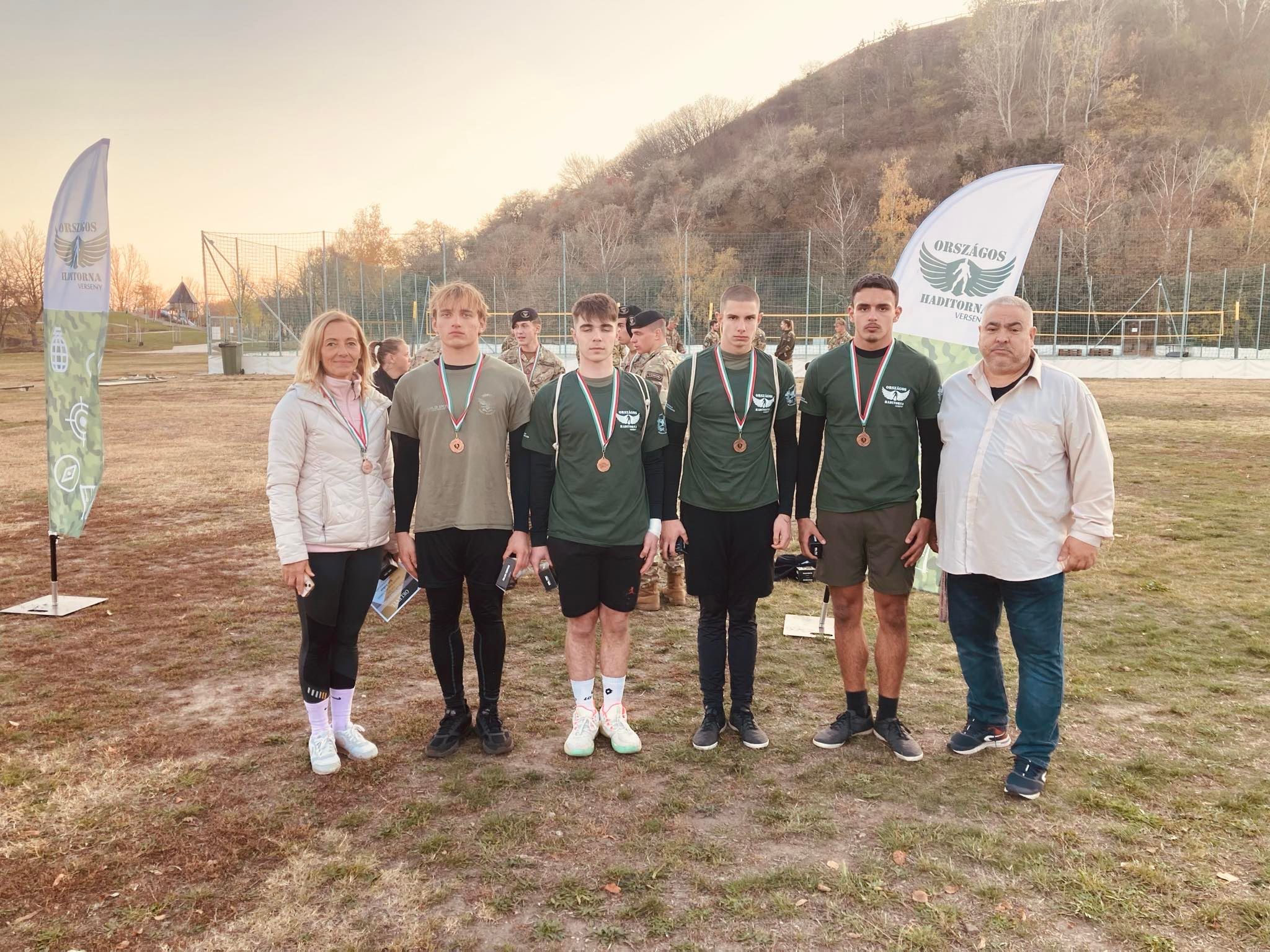 A Dékáni Technikum diákjai egy haditornán.